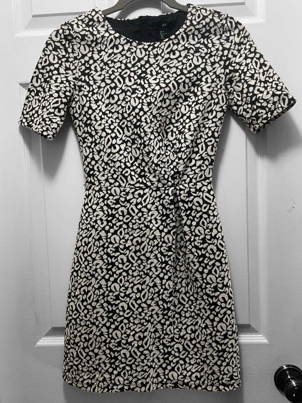H&M Black and White Short Sleeve Printed Shift Dress